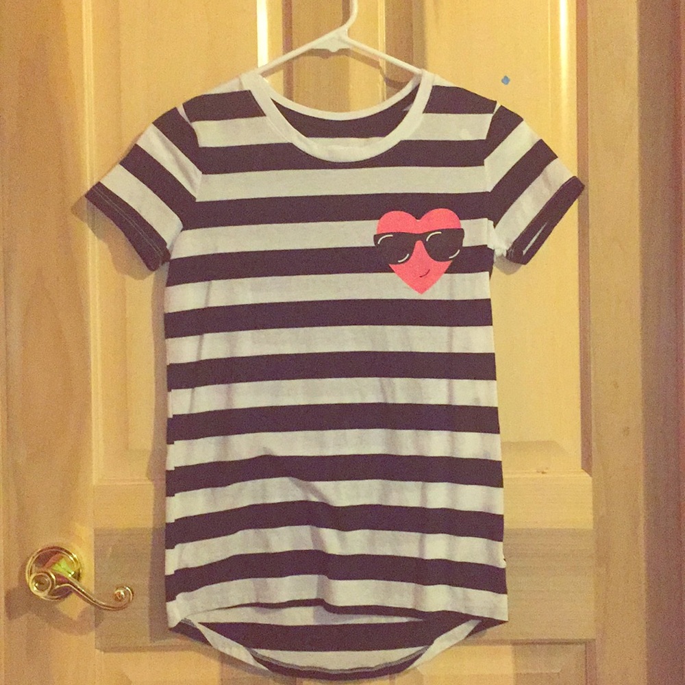 White and navy striped tee, heart with sunglasses